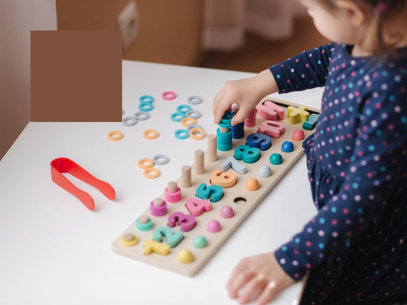 Menina pequena brincando com um brinquedo educativo