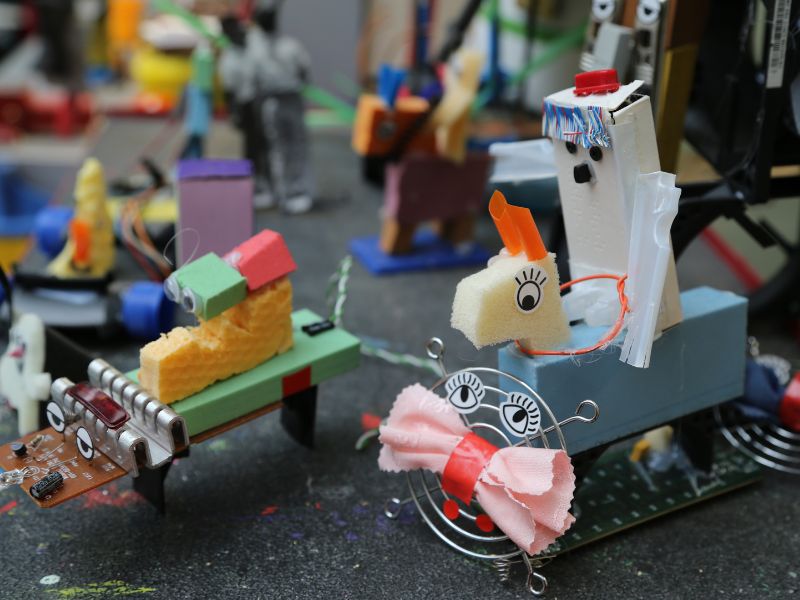 Brinquedos reciclados com diferentes materiais