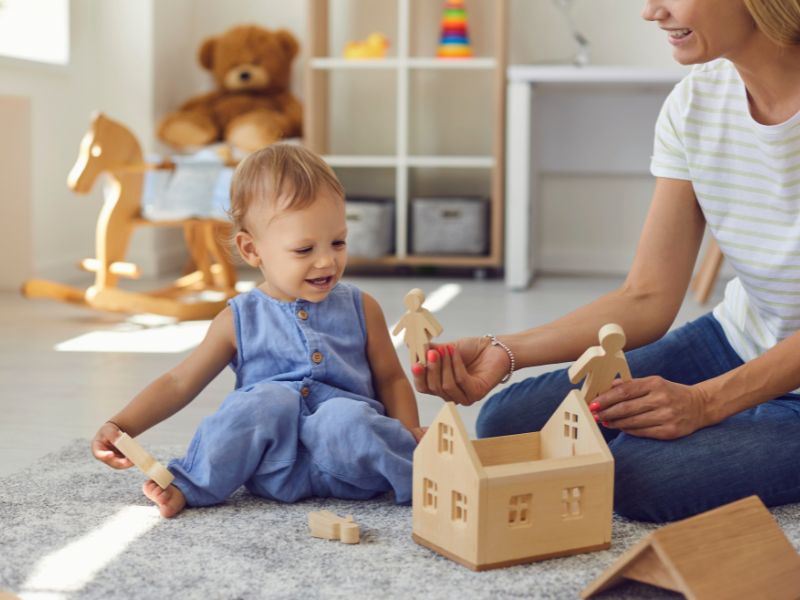 Mãe brincando com filha pequena