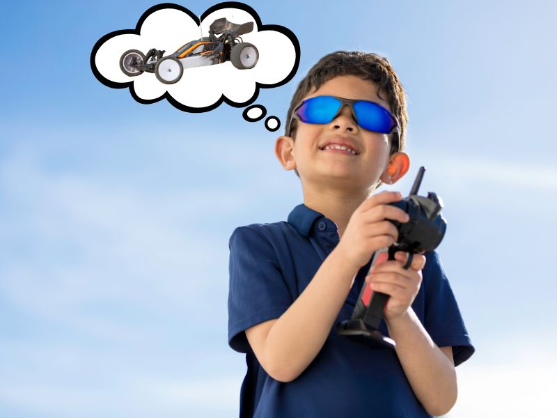 Menino brincando com carrinho de controle remoto